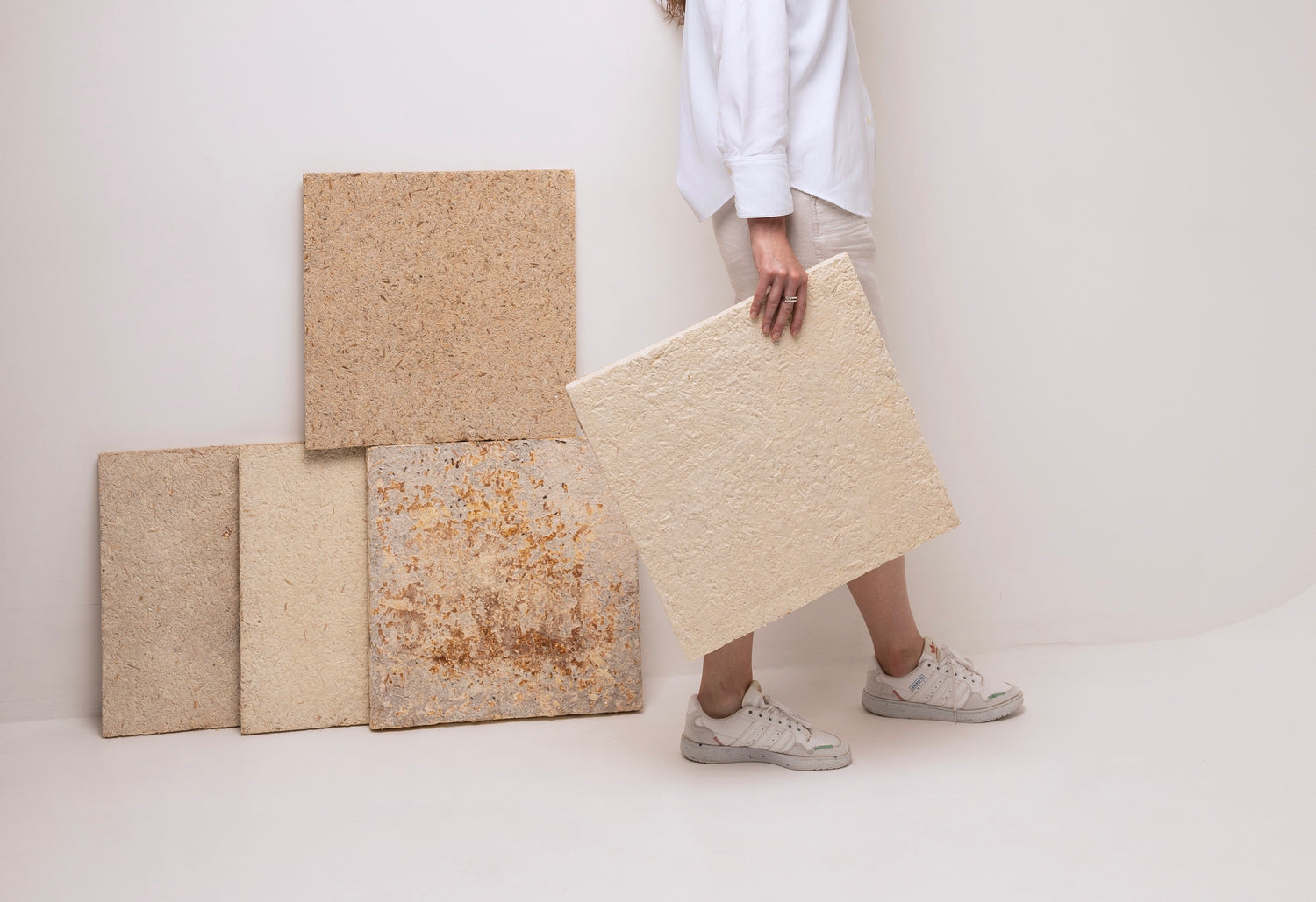 Fumo are mycelium wall covering panels designed by Malina Tezycka. Fumo are bio-based and eco-friendly aclustic wall panels. 